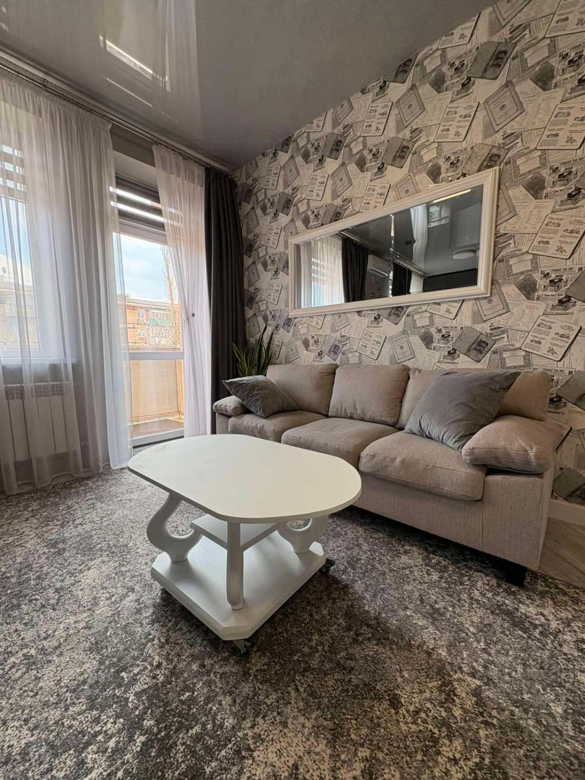 Центральні Люкс Апартаменти: Балкон, Smart TV та Кава Kryvyi Rih Exterior photo